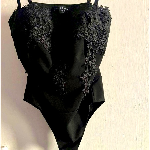Beautiful black lace bodysuit - Picture 1 of 4